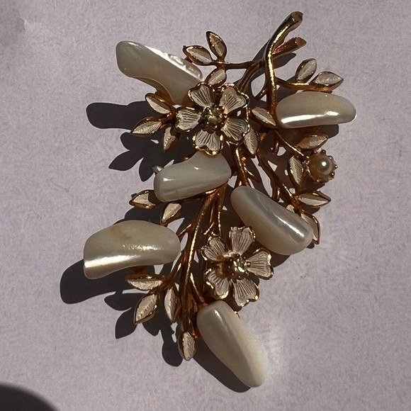 Vintage signed Coro Brooch milk glass pearl Flower Pin - Picture 1 of 4